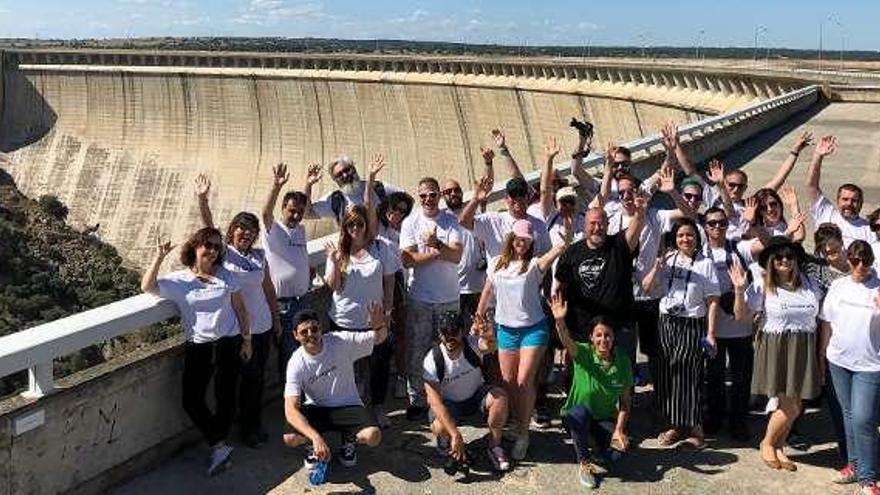 Colectivo de instagramers posan para la foto en la coronación de la gran presa de Almendra.