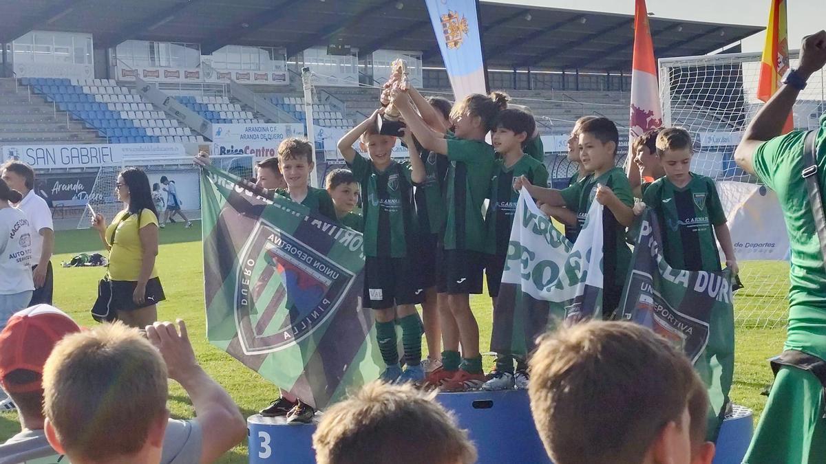 El UD Pnilla Duero recibe la copa de campeón en Aranda de Duero.