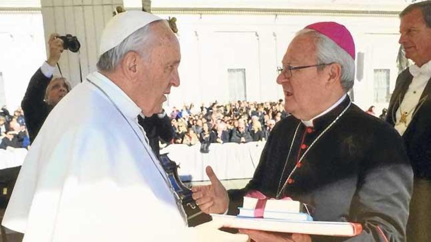 El Papa Francisco charla con el obispo de Mallorca, monseñor Javier Salinas, en una anterior visita del prelado a Roma.