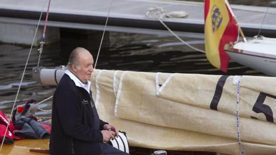 El rey Juan Carlos, a bordo del nuevo «Bribón», ayer en aguas de Pontevedra.