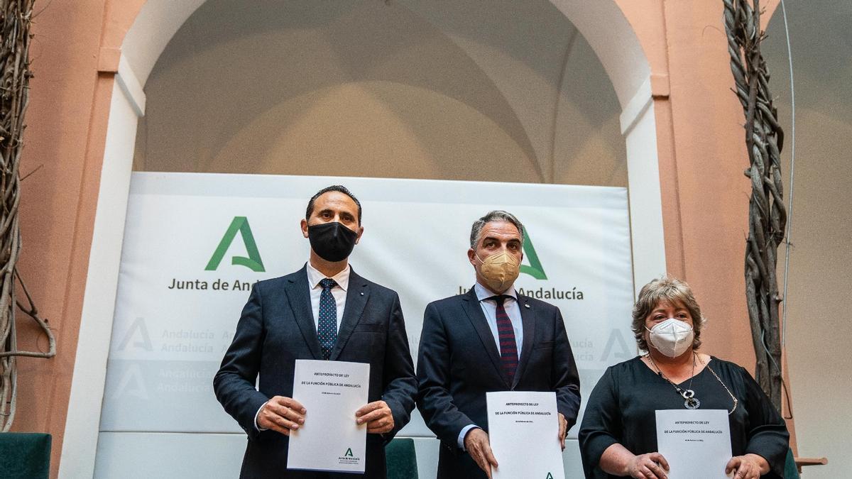 Elías Bendodo y los representantes de CSIF y UGT, Germán Girela y Esperanza Morales.