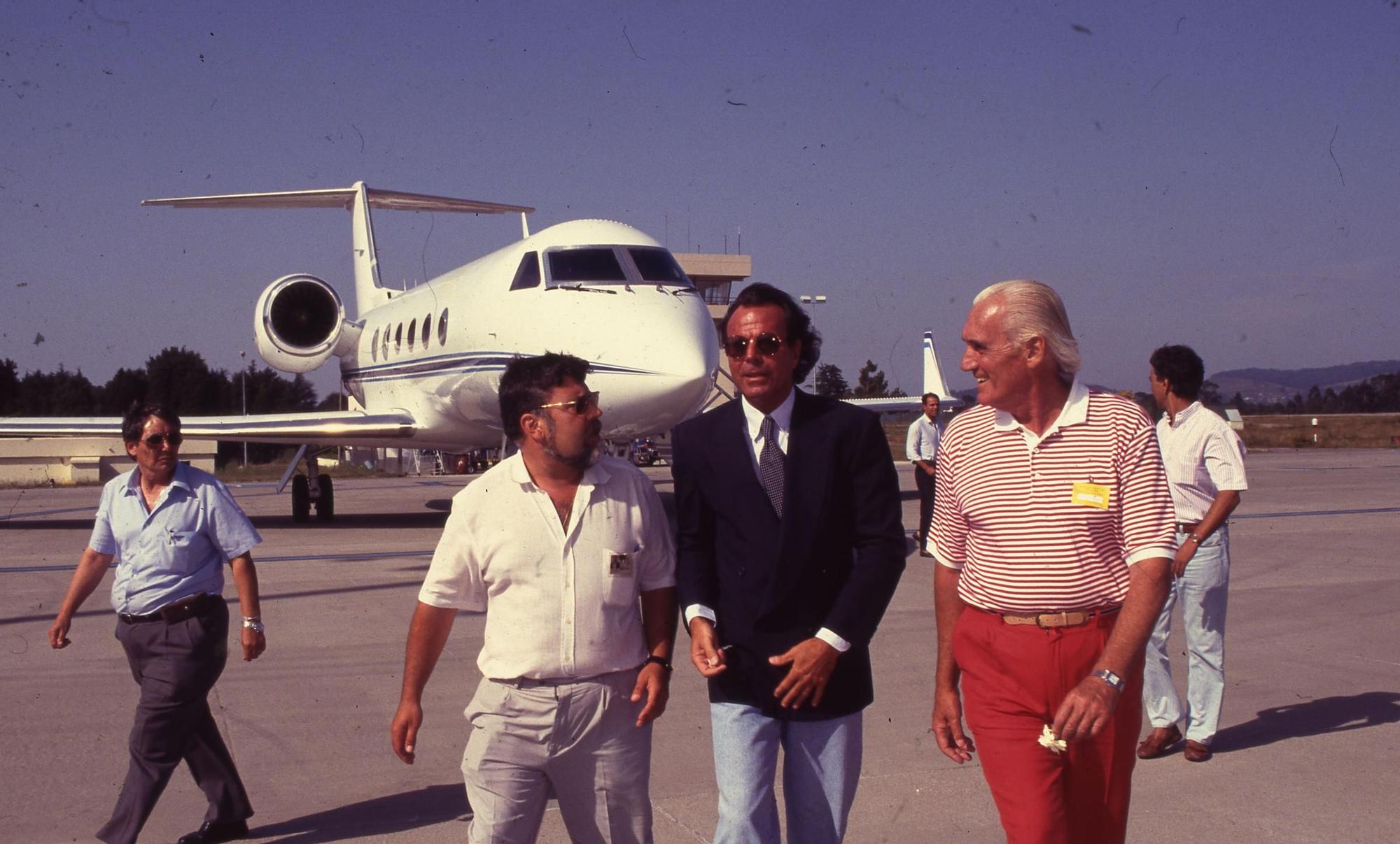 Julio Iglesias saluda a sus seguidoras a su llegada en 1988 Magar.jpg