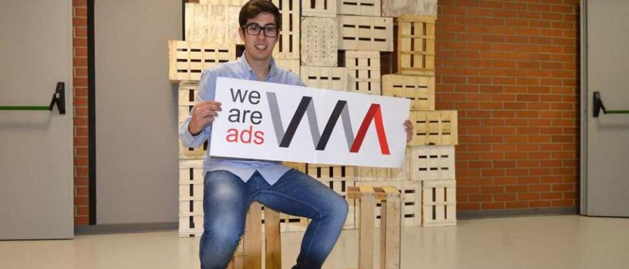 Adrián Aira, posa con el logo del certamen publicitario en la Facultad de Ciencias Sociales. // Gustavo Santos
