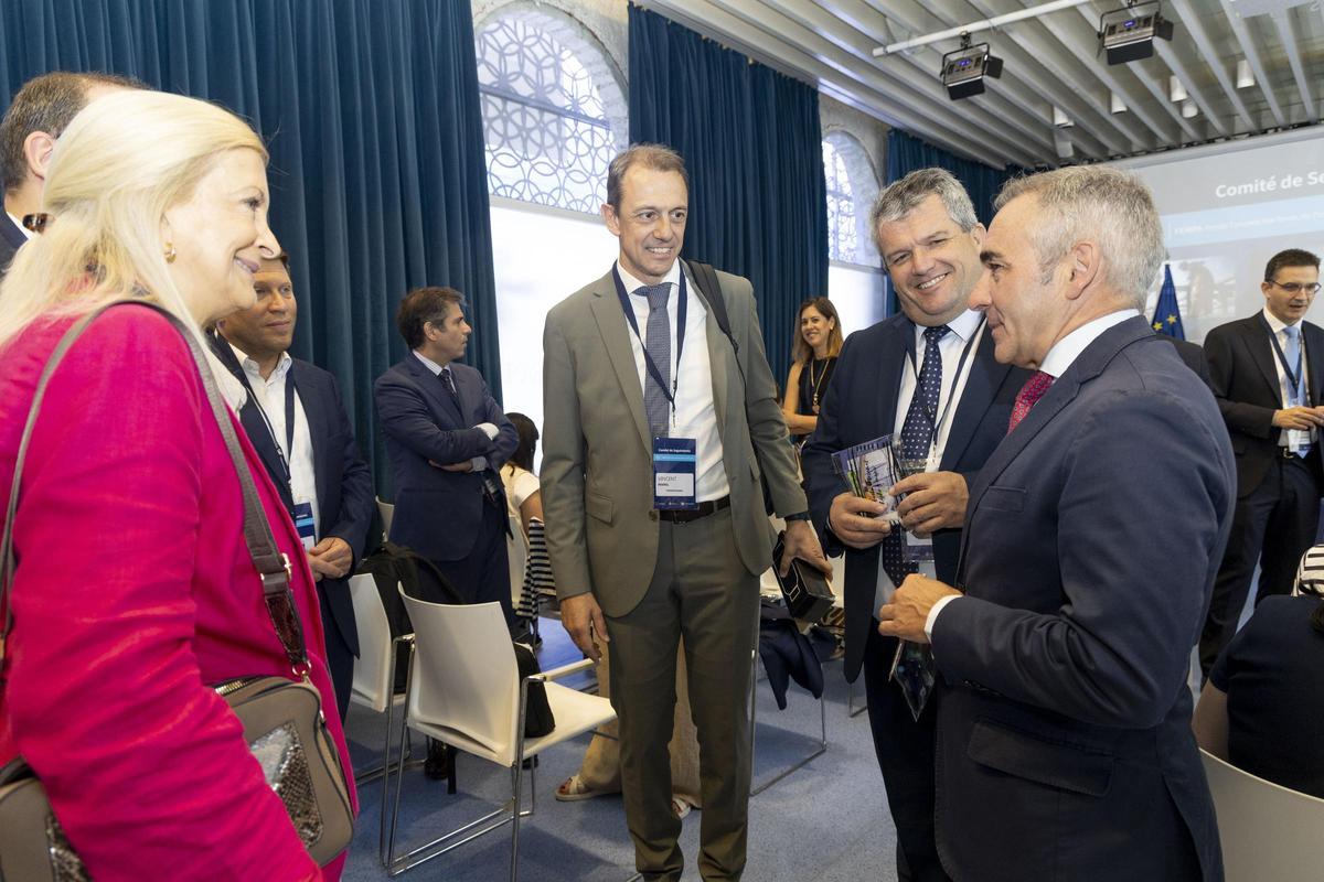 La directora general de Ordenación Pesquera, Aurora de Blas, dialogando con el conseller Barrachina.