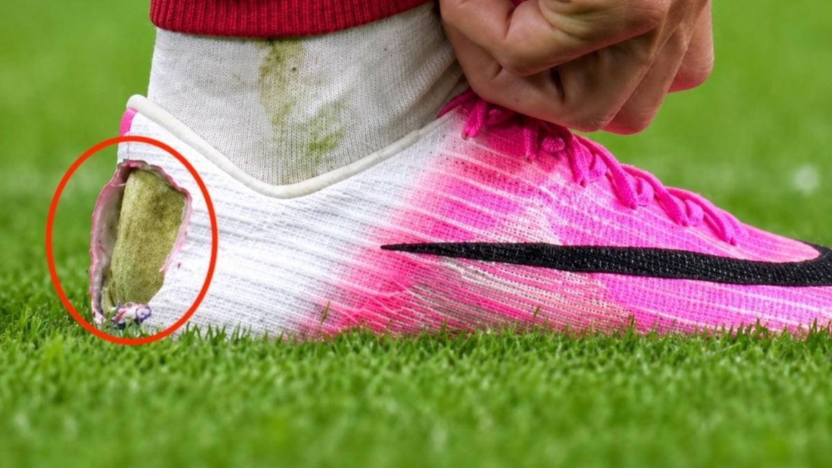 La bota abierta por detrás de Pedro Neto en el partido contra España.