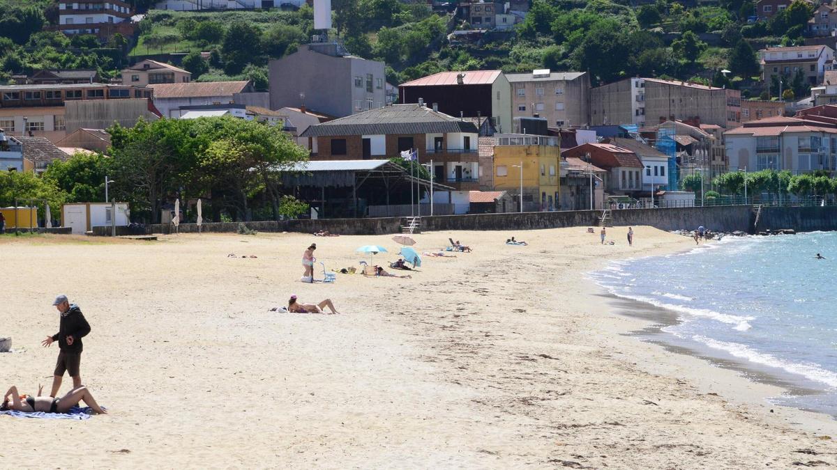 La playa de Banda do Río, en el centro de Bueu, este fin de semana y que es la única que no tiene la calificación de excelente para sus aguas de baño.
