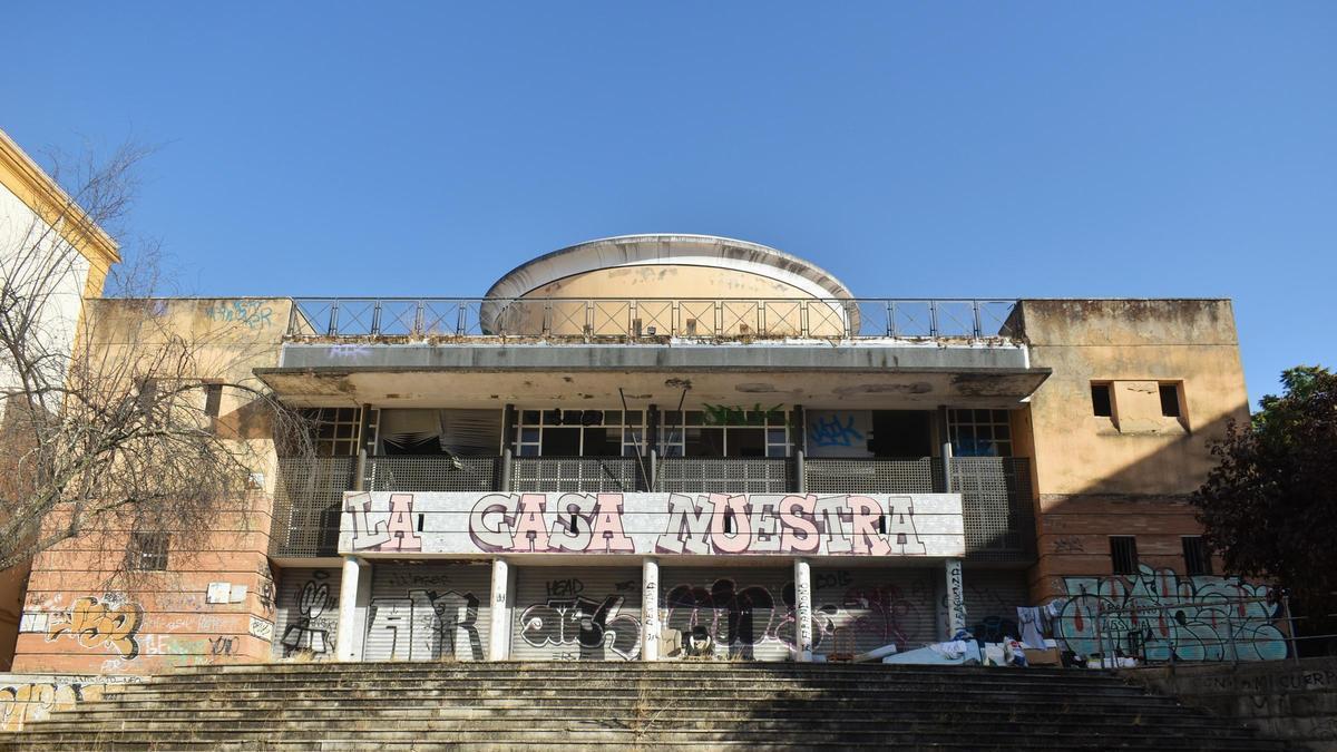 La Junta asegura que plantea medidas de seguridad y un nuevo futuro para el edificio abandonado de Reyes Huertas de Cáceres