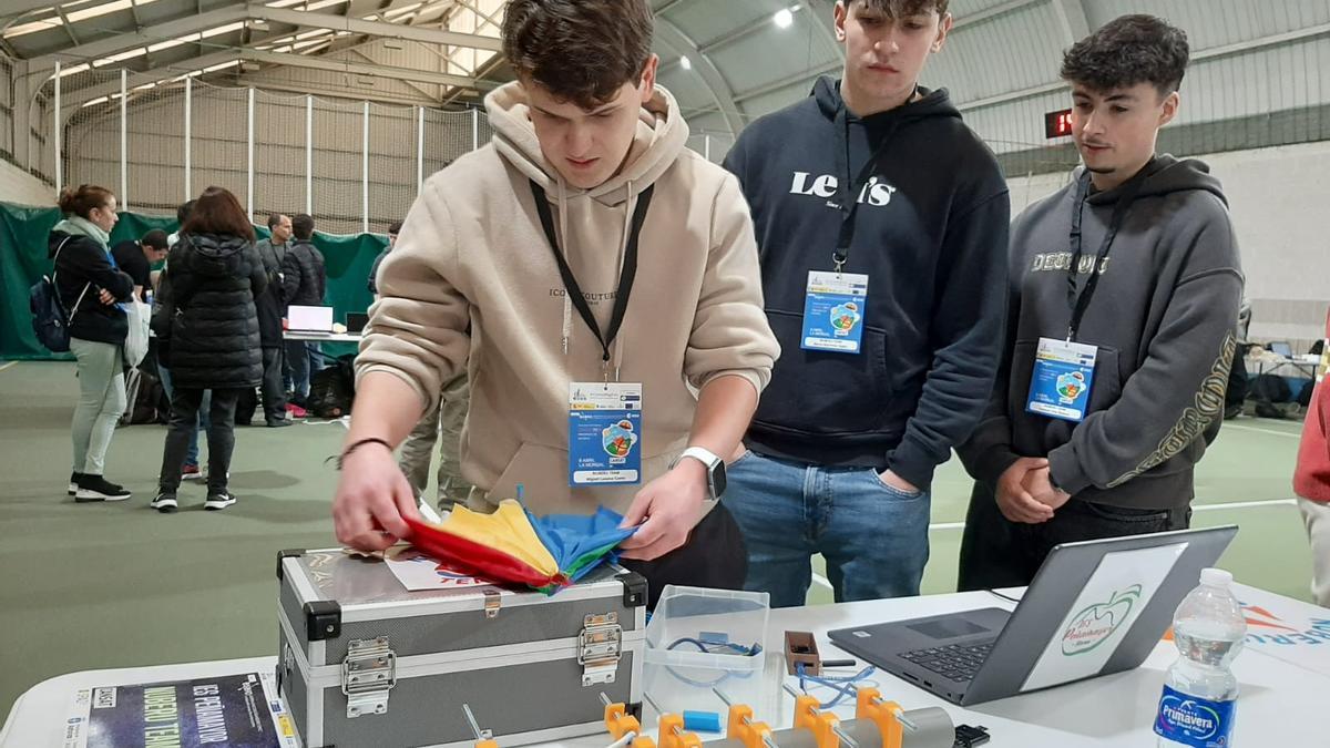 Por la izquierda, Miguel Lozana, Mario Martínez y Samuel Chía, con el CanSat del IES Peñamayor de Nava