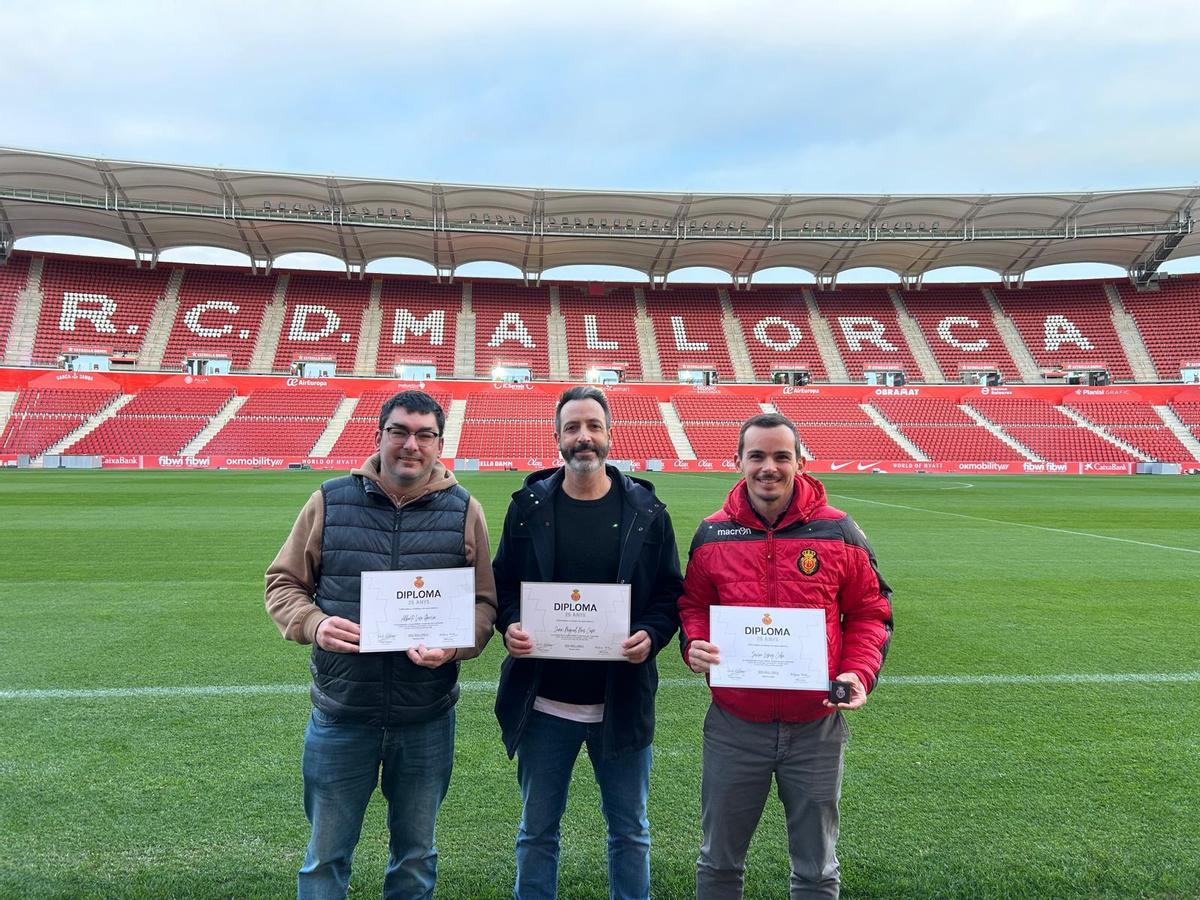 Tres abonados tras haber recogido su insignia y su diploma en el homenaje en Son Moix.