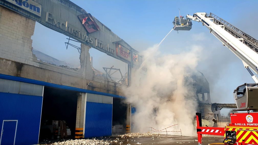 Las llamas devoran varias naves en un polígono industrial en Mos