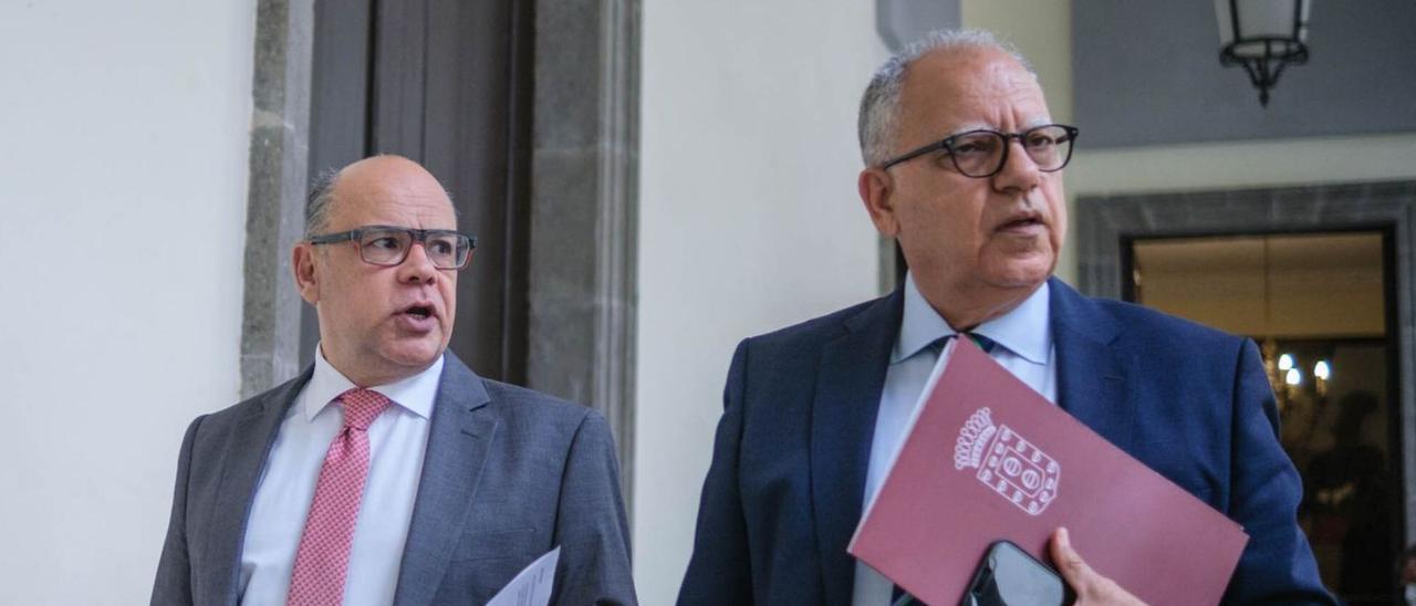 El portavoz de CC en el Parlamento, José Miguel Barragán, junto al portavoz de ASG, Casimiro Curbelo, ayer.