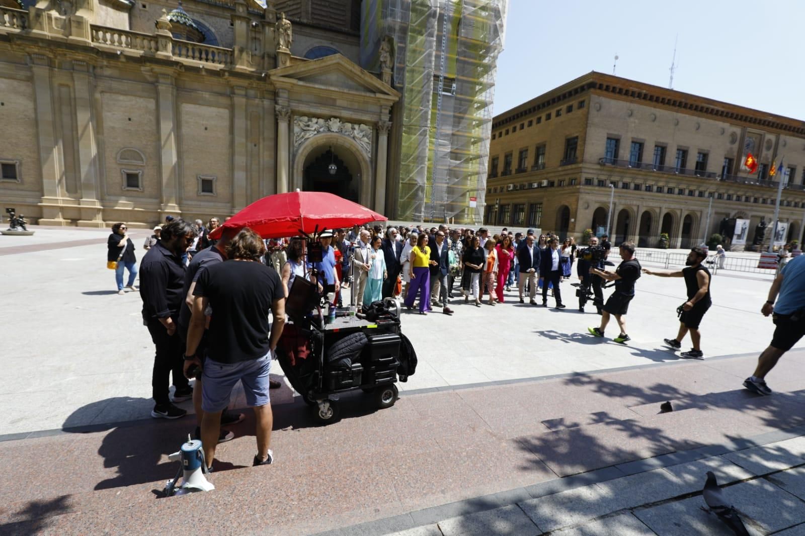 En imágenes | Expectación en la plaza del Pilar de Zaragoza por el rodaje del 'remake' de 'Salida de misa de doce'