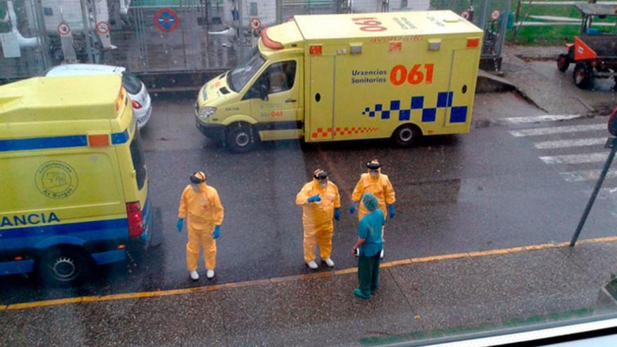 Personal sanitario tras la llegada del paciente sospechoso de ébola al hospital Meixoeiro de Vigo.