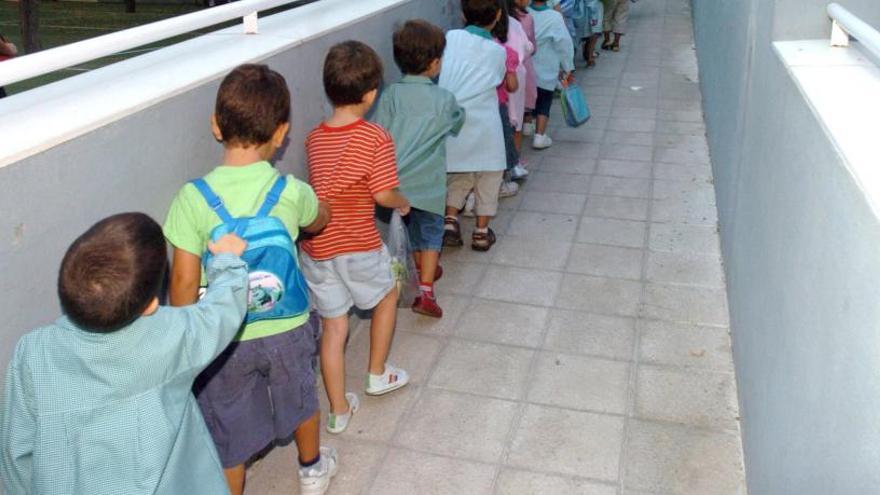 Varios niños en la fila antes de entrar en clase.