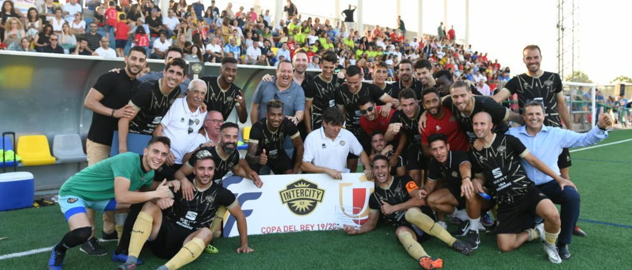 Los jugadores del Intercity, ayer, celebran su clasificación a la próxima edición de la Copa.