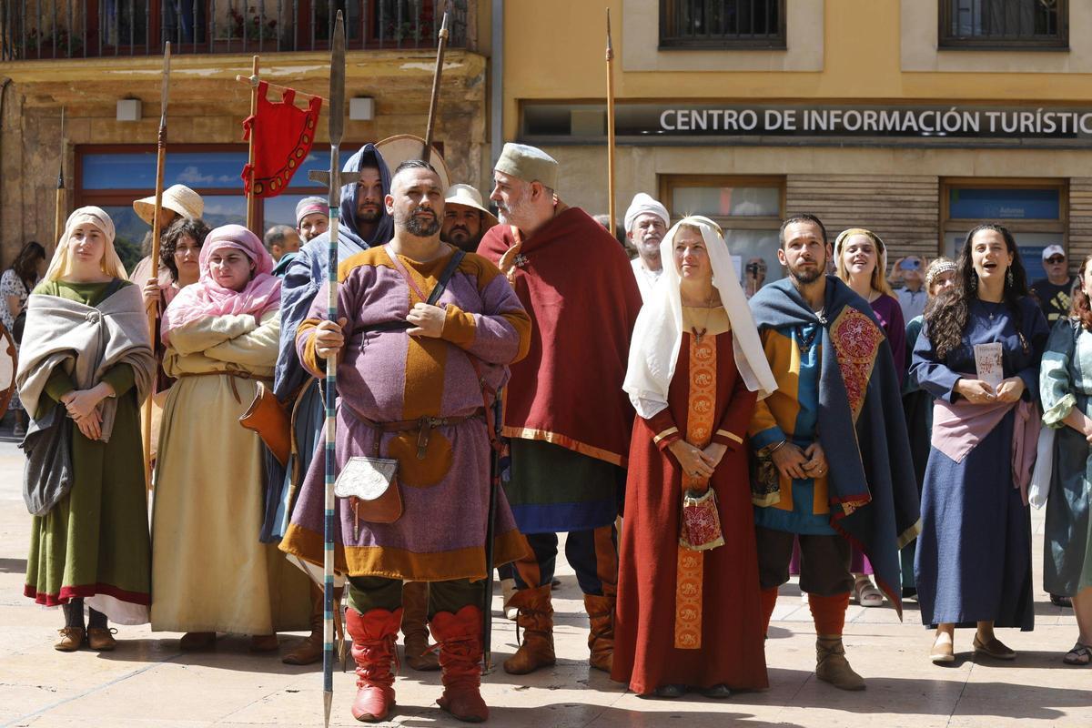 La corte del rey Alfonso II escucha el discurso el monarca.