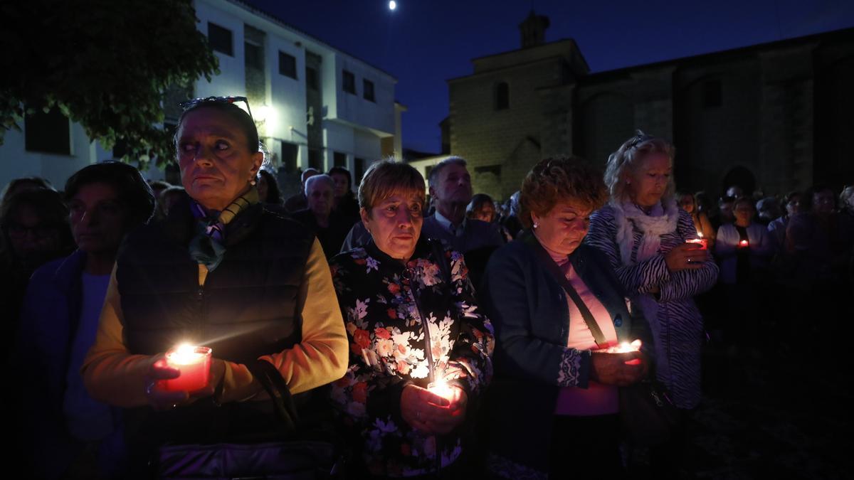 Minuto de silencio por la mujer asesinada en Valencia de Alcántara.