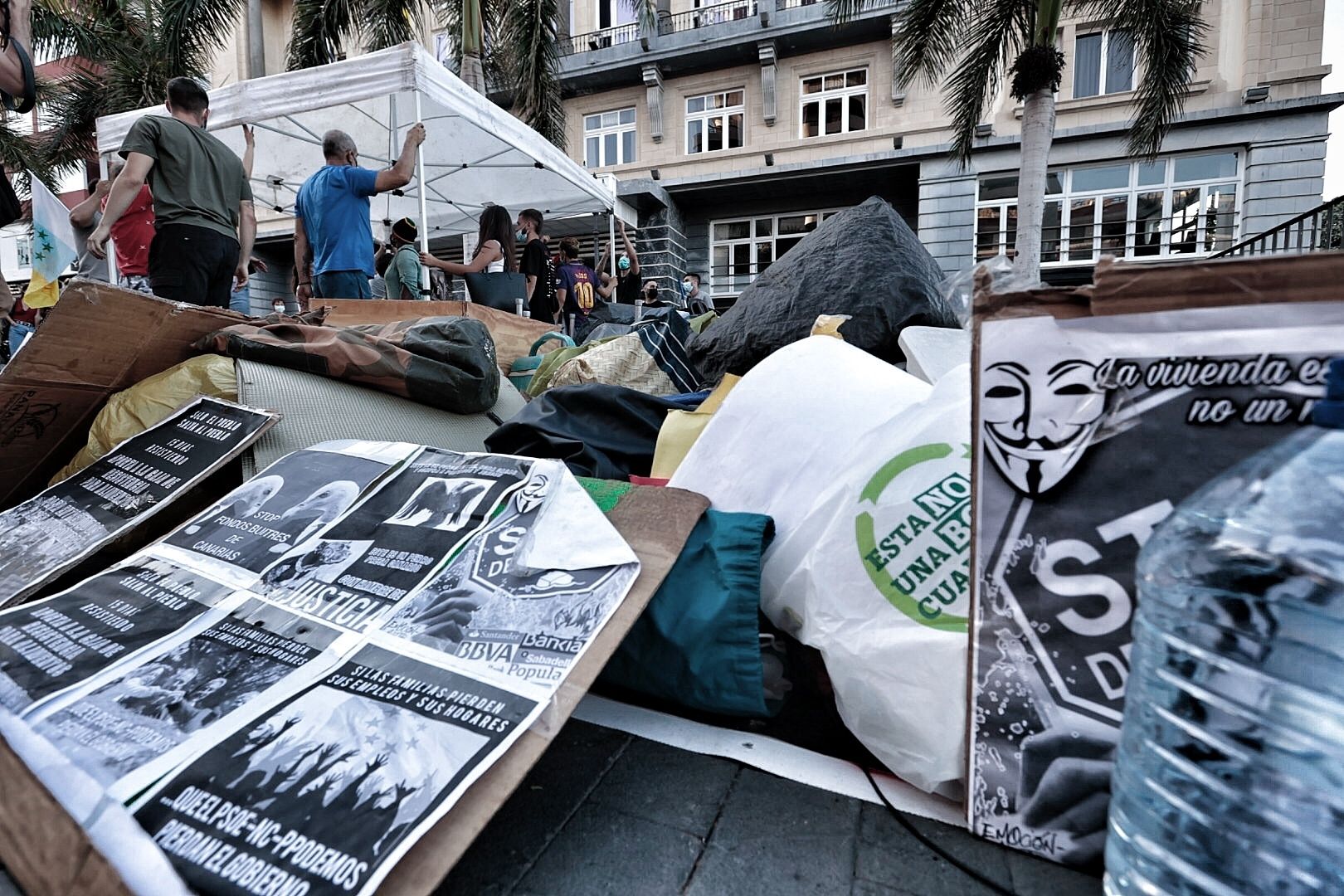 Traslado de la acampada de la plataforma antidesahucios en Santa Cruz