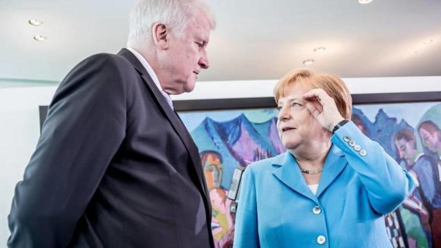 El ministre d&#039;Interior alemany, Horst Seehofer, amb la cancellera, Angela Merkel