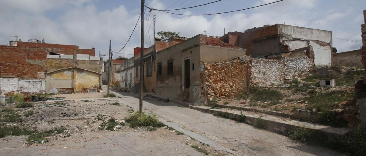 Alzira derribará una decena de casas de la zona más degradada del Torrejó