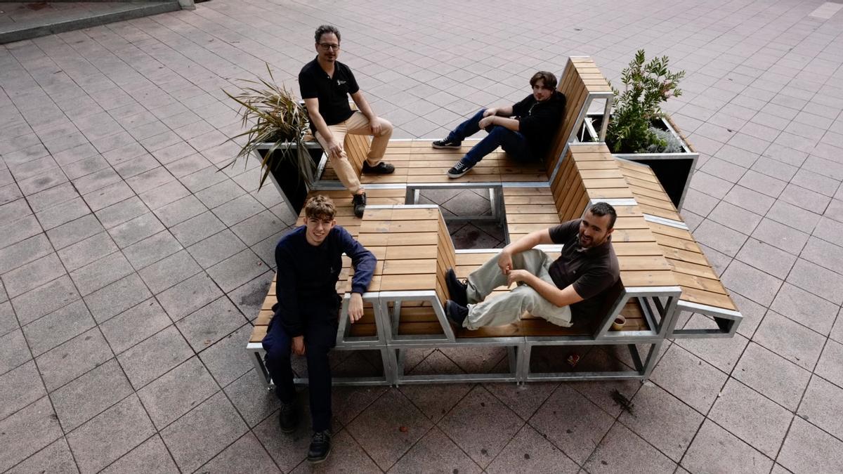 El nuevo mobiliario de 'superilla' , con sus autores, el arquitecto, el profesor y dos alumnos.