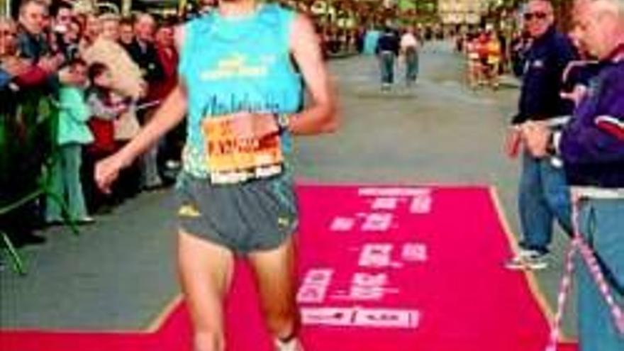 El atleta extremeño Villalobos queda segundo en el maratón Ciudad de Sevilla