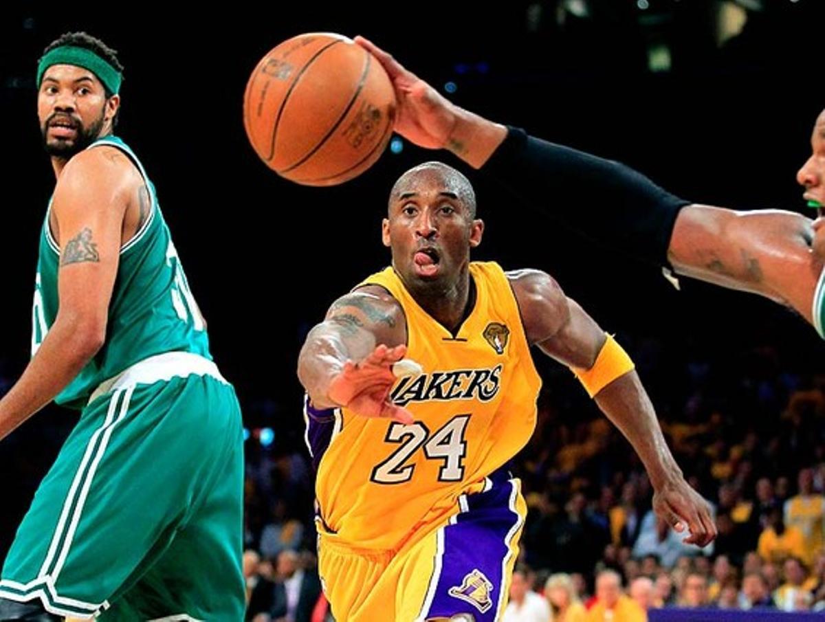 Kobe Bryant disputa la pilota amb Glenn Davis dels Celtics.