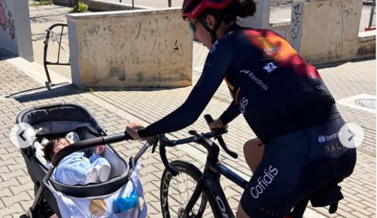 Sandra Alonso empuja el carrito con su hija