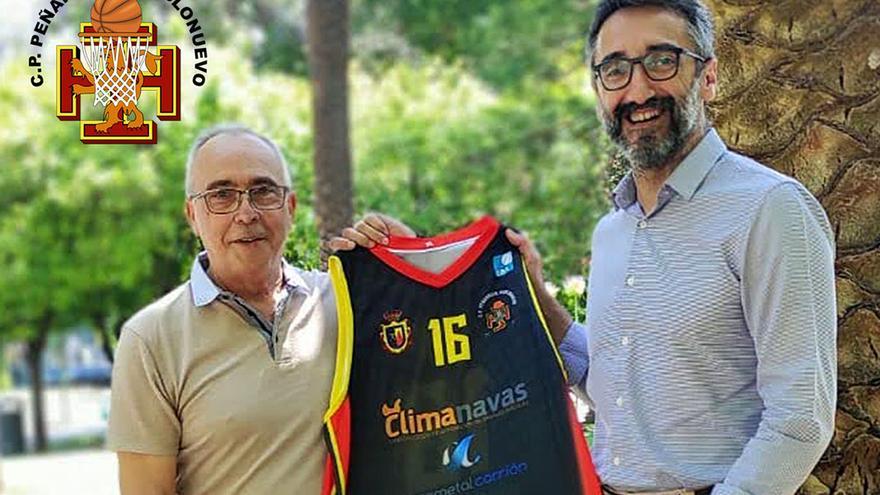 Pablo Orozco y el presidente del Peñarroya, Amado Gallardo, con la camiseta del club.