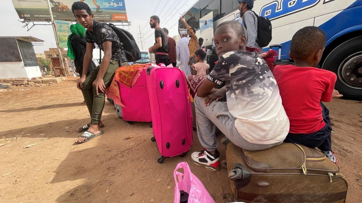 Sudaneses tratan de huir de la guerra.