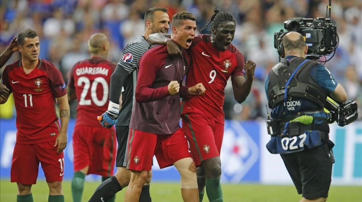 rpaniagua34662614 portugal s cristiano ronaldo and eder celebrate at the end o160711054416