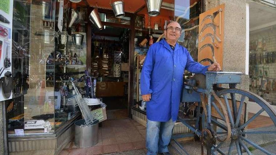 José Carlos Gómez ante su negocio, frente al Mercado. // G.S.