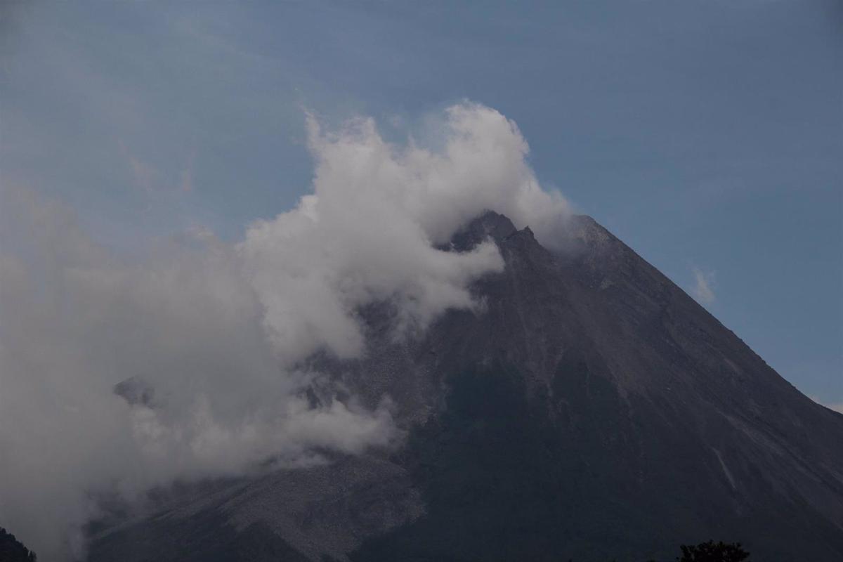 El volcà indonesi Merapi expulsa rius de lava incandescent