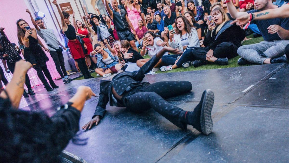 Los participantes, actuarán, desfilarán y bailarán en diferentes categorías, siendo juzgados por sus habilidades en baile, apariencia, vestuario y actitud.