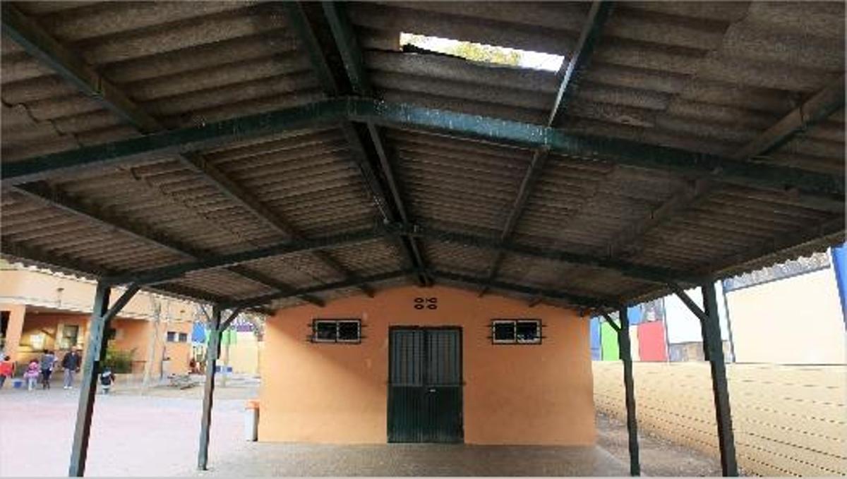 El CEIP Ciudad de Bolonia llave dos años con parte del techado de uralita roto.
