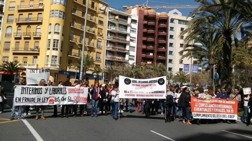 Más de 200 interinos se manifiestan para pedir la consolidación de sus puestos de trabajo