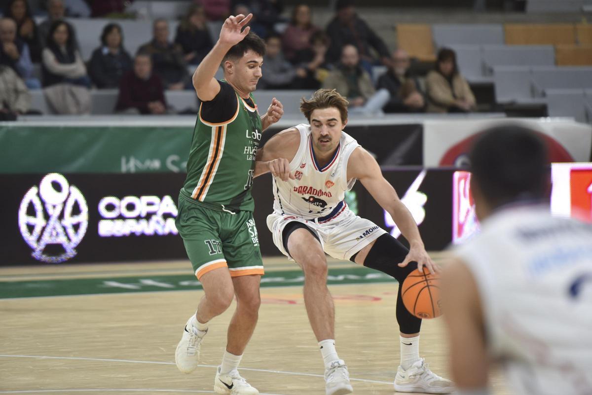 Olle Lundqvist pugnando con la defensa del Huesca