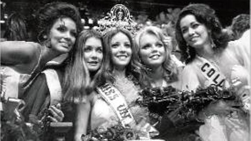 Amparo Muñoz al centre, l&#039;any 1974, coronada com a Miss Univers.