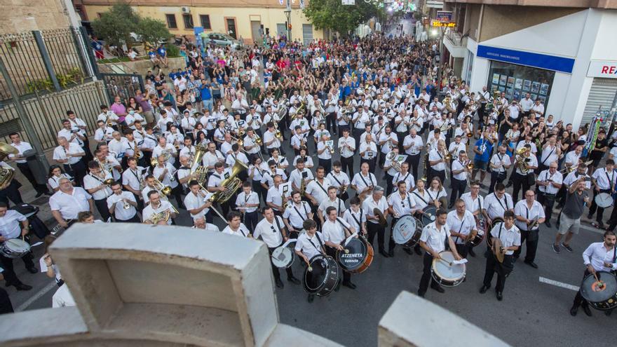 Arrancan las Fiestas de los Moros Y Cristianos de San Blas con la entrada de bandas y el homenaje a los festeros fallecidos