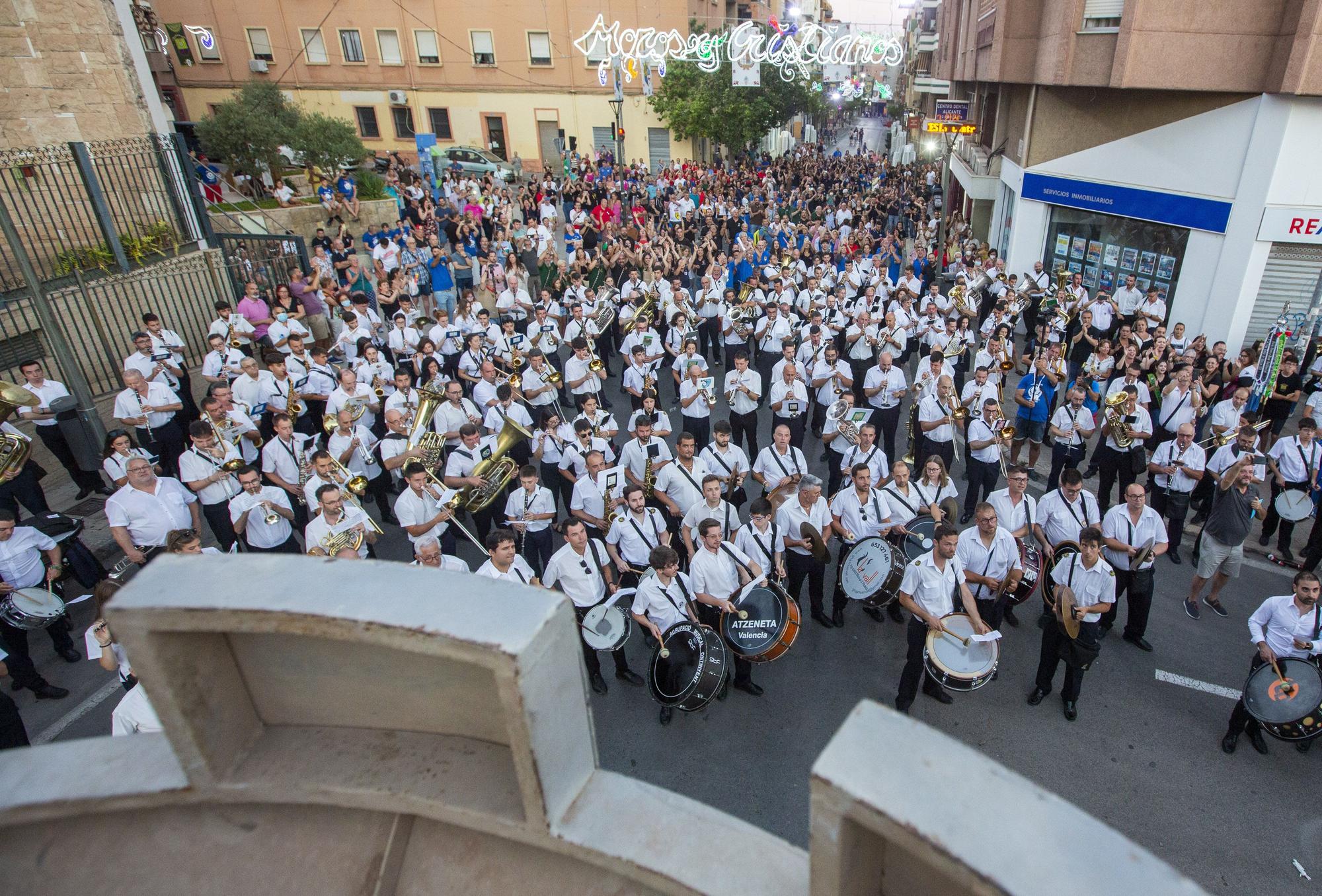 Arrancan las Fiestas de los Moros Y Cristianos de San Blas con la entrada de bandas y el Homenaje a los festeros fallecidos