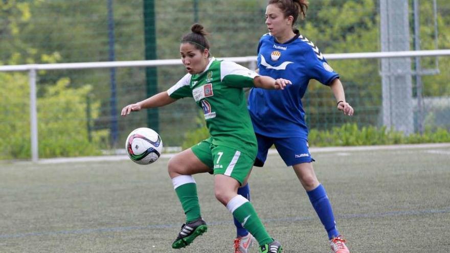 Clo controla un balón durante el partido de ayer ante el Seagull disputado en Navia. // J. Lores