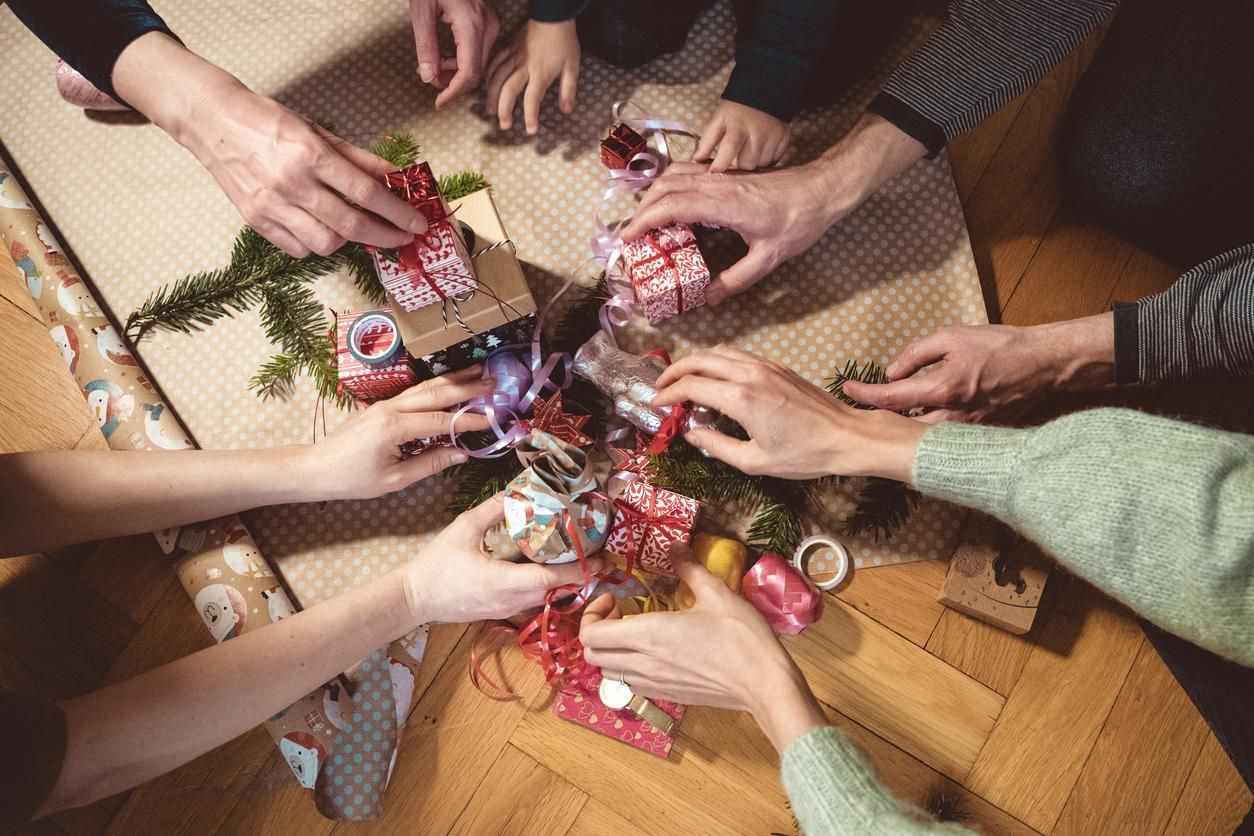 El amigo invisible consiste en un intercambio de regalos sorpresa