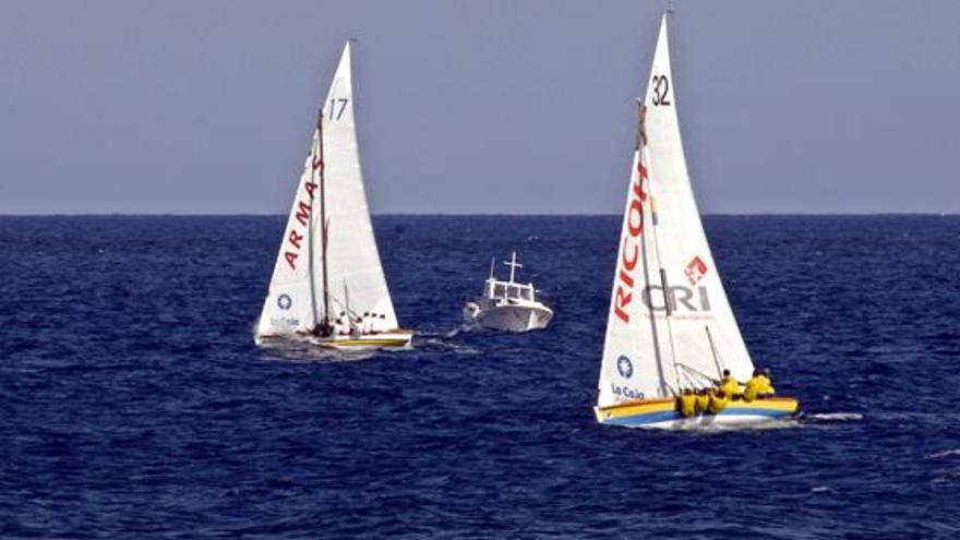Unión Risco (17) y Archipiélago 8 (32) navegan con la tripulación haciendo banda a su paso por Vegueta. i ANDRÉS CRUZ
