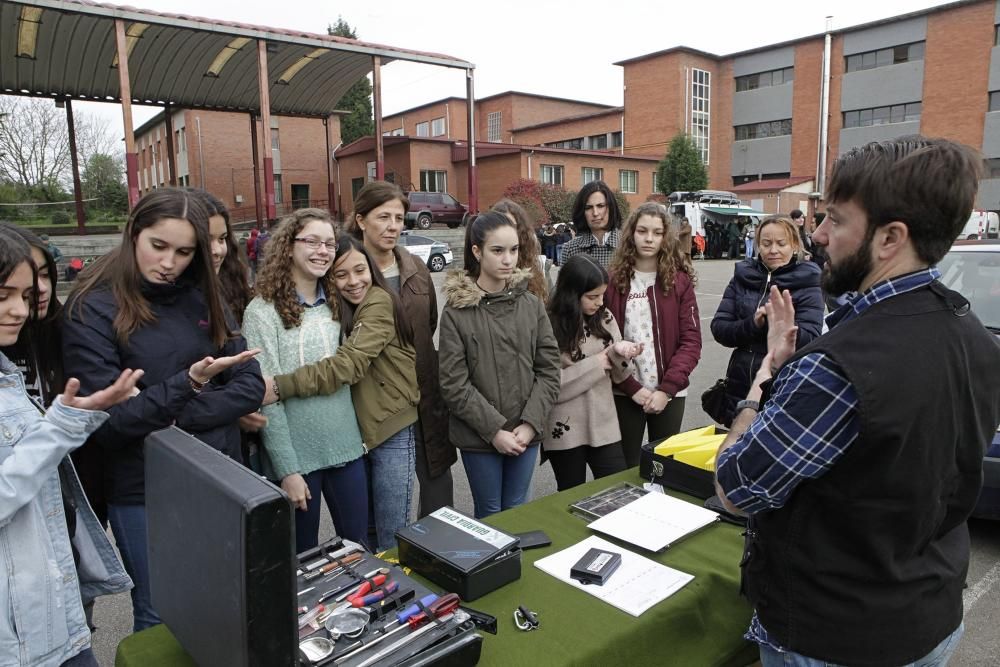 Exposición y exhibición de la Guardia Civil en el IES de Roces