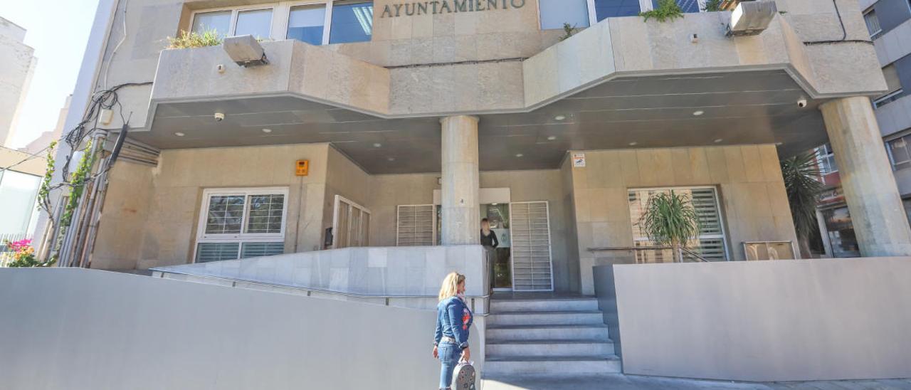 Acceso principal al Ayuntamiento de Torrevieja, en una imagen de archivo/Foto Tony Sevilla.