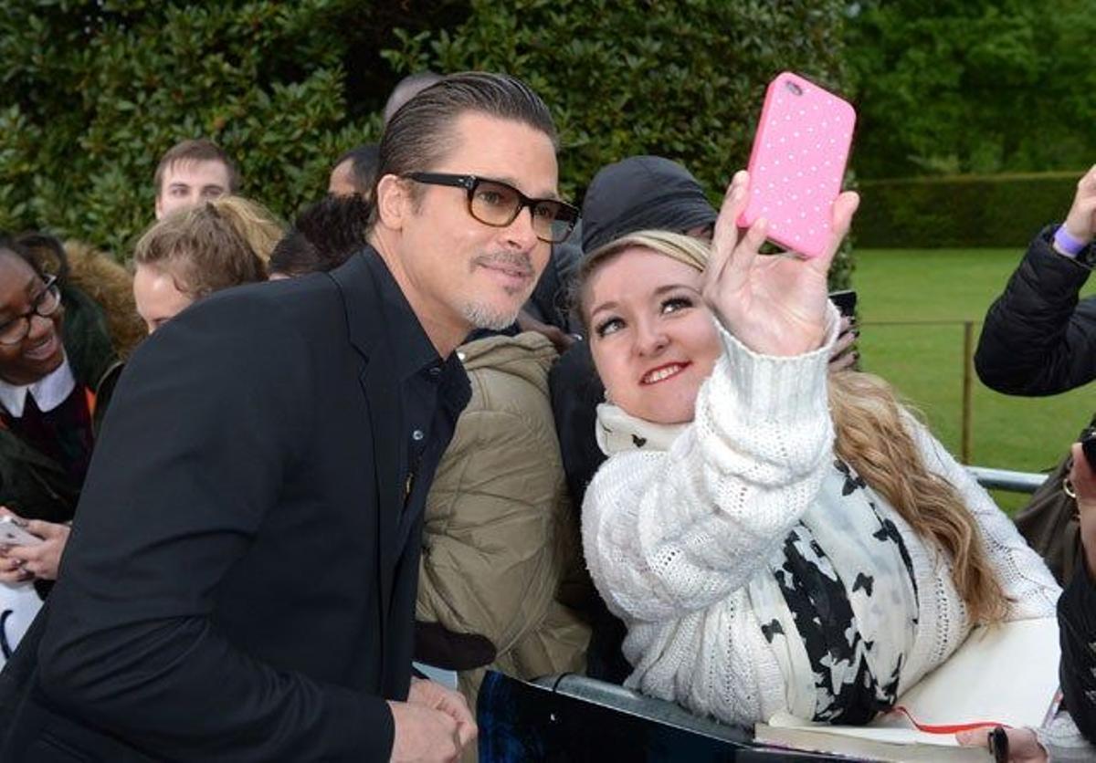 Brad Pitt se hace una foto con una fan