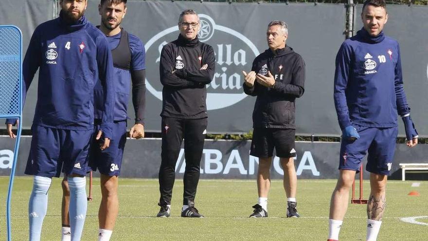 Araújo, Costas, Joaquín Dosil (psicólogo), Fran Escribá y Aspas, durante un entrenamiento en A Madroa. // Alba Villar