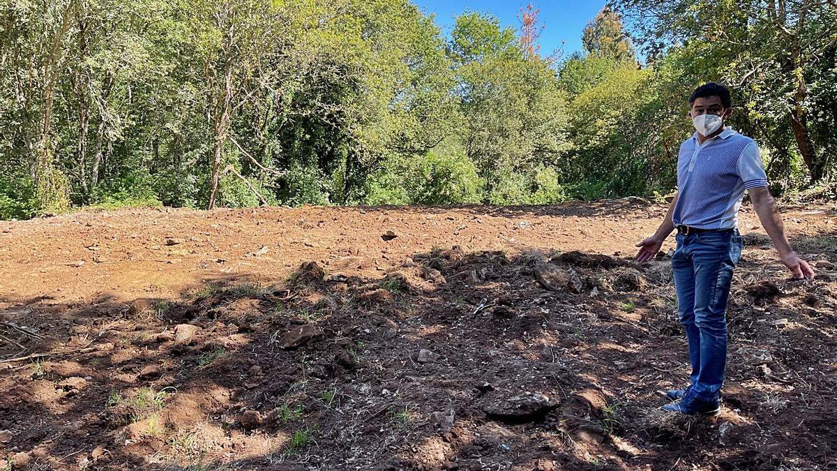 César Reboredo, en el paraje limpiado de Medelo, en la parroquia de A Xesta.