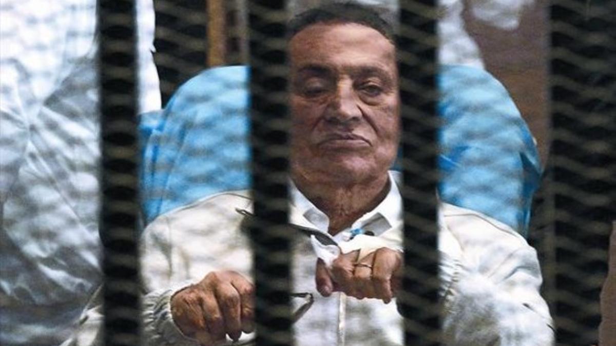 Mubarak, postrado en un camilla, comparece en el banquillo de acusados durante una vista judicial el pasado 15 de abril ante un tribunal en El Cairo.