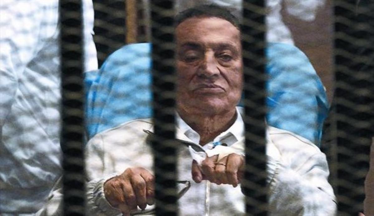 Mubàrak, postrat en un llitera, compareix al banc dels acusats durant una vista judicial el 15 d’abril passat davant un tribunal al Caire.